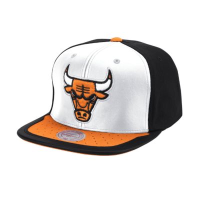 Mitchell & Ness NBA Day One Snapback Bulls White/Orange - Bijela - kapa