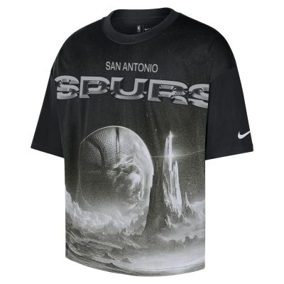 Nike NBA San Antonio Spurs Courtside Boxy Tee Black - Crno - Majica kratkih rukava Nike NBA San Antonio Spurs Courtside Boxy Tee Black - Crno - Majica kratkih rukava